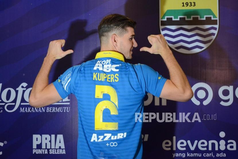 Pemain asing Persib anyar, Nick Kuipers memperlihatkan nomor punggung saat diperkenalkan di Graha Persib Bandung, Jalan Sulanjana, Kota Bandung, Selasa (20/8).
