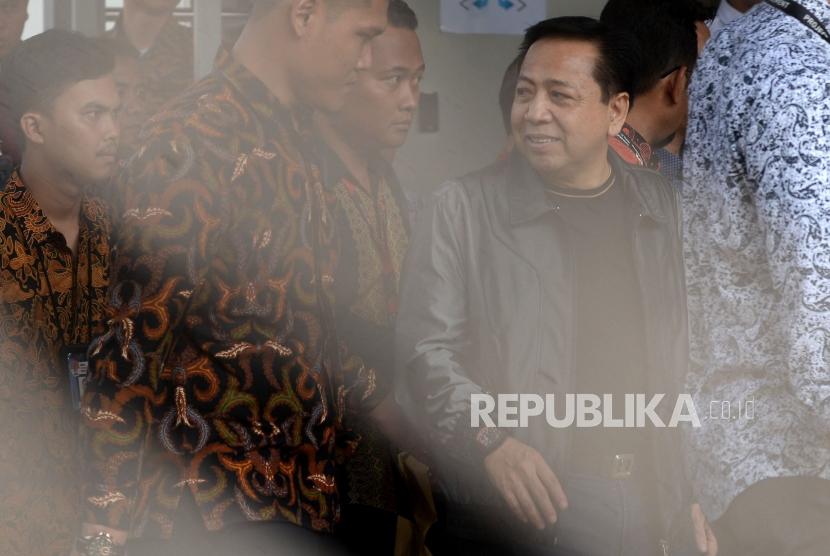 Terpidana kasus korupsi KTP elektronik Setya Novanto berjalan keluar tahanan gedung KPK, Jakarta, Jumat (4/5).