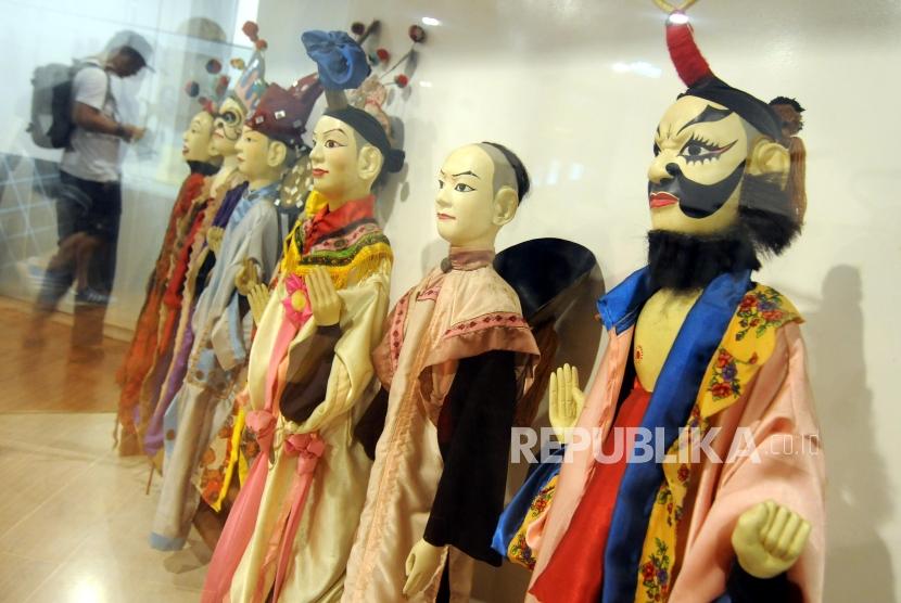 Wisatawan berkunjung ke Museum Wayang yang berada di kawasan Kota Tua, Jakarta Barat, Rabu, (3/1).