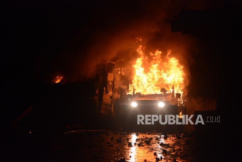 Mobil terbakar, ilustrasi. Satu unit minibus terbakar di Jl DI Panjaitan, Jakarta Timur pada Selasa malam.