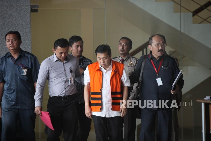 Tersangka kasus korupsi KTP elektronik Setya Novanto (tengah) didampingi Pengacara Fredrich Yunadi (kanan) berjalan seusai menjalani pemeriksaan di gedung KPK, Jakarta, Selasa (21/11).