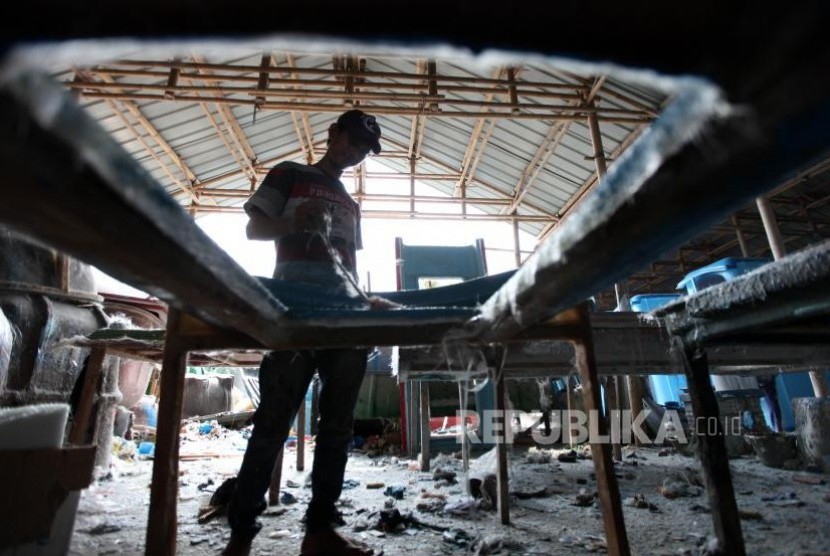 Pekerja menyelesaikan pembuatan septictank dan toliet portabel di industri rumahan dikawasan Tangerang, Banten, Jumat (27/10).