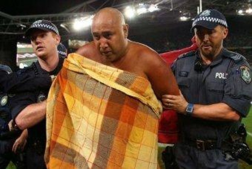 Wati Holmwood diamankan petugas setelah aksi telanjang masuk area pertandingan rugby