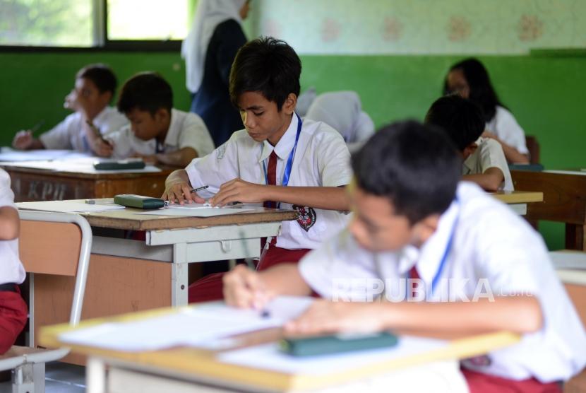 Sejumlah pelajar saat melaksanakan Ujian Sekolah Berstandar Nasional (USBN) di SD Negeri 07 Kramat Pela, Jakarta, Senin (22/4).