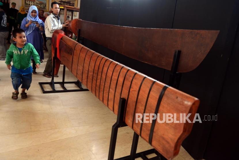 Golok betawi raksasa dipajang di Museum Betawi, Setu Babakan, Jakarta. Golok betawi termasuk salah satu Warisan Budaya tak Benda Indonesia 2021.