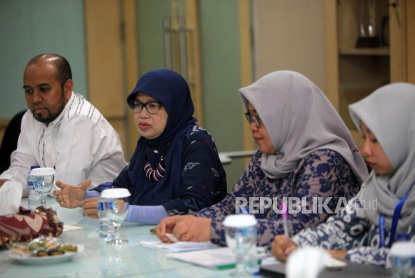 Wakil Direktur Pembina Daerah LPPOM MUI Osmena (kedua kiri) memberikan paparannya saat kunjungan ke Kantor Harian Republika, Jakarta, Jumat (19/10).
