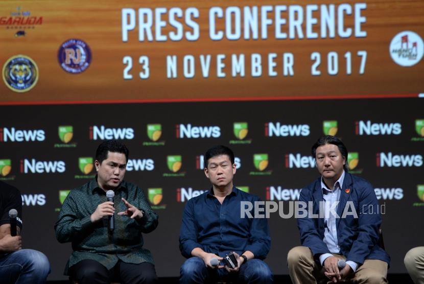 Hak Siar IBL. Ketum KOI Erick Thohir, CEO iNews David A Audy, dan Dirut IBL Hasan Gozali (dari kiri) hadir pada konferensi pers hak siar IBL 2017-2018 di Jakarta, Kamis (2/11).