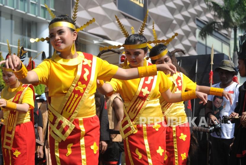 Penampilan para pemuda asal Nias  dalam acara memperkenalkan kebudayaan nias di kawasan HBKB Bundaran HI, Jakarta, Ahad (4/3).