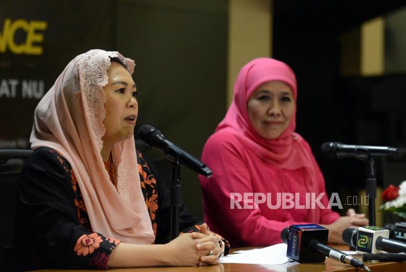 Ketua Umum PP Muslimat Nu Khofifah Indar Parawansa didampingi Ketua Panitia Harlah Muslimat NU Yenny Wahid memberikan paparan saat konferensi pers di Jakarta, Jumat (25/1).