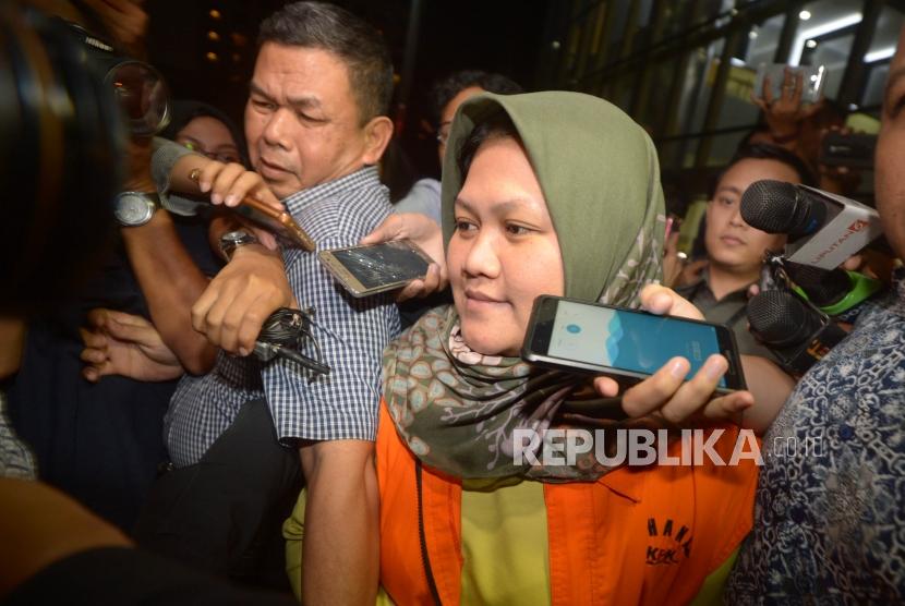 Penahanan Neneng. Bupati Bekasi, Neneng Hasanah Yasin menggunakan rompi tahanan KPK usai menjalani pemeriksaan sebagai tersangka di Komisi Pemberantasan Korupsi (KPK), Jakarta, Selasa (16/10).