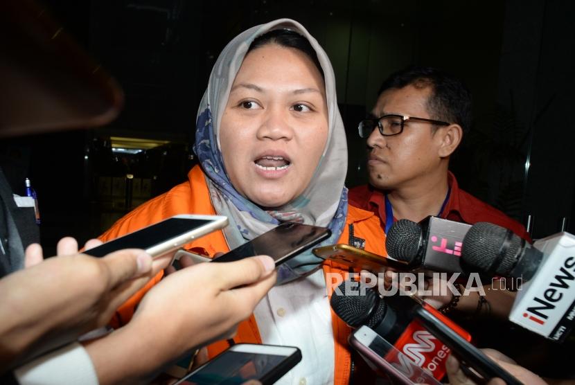 Bupati nonaktif Bekasi Neneng Hassanah Yasin  memberikan keterangan kepada media usai menjalani pemeriksaan di gedung KPK, Jakarta, Senin (22/10).