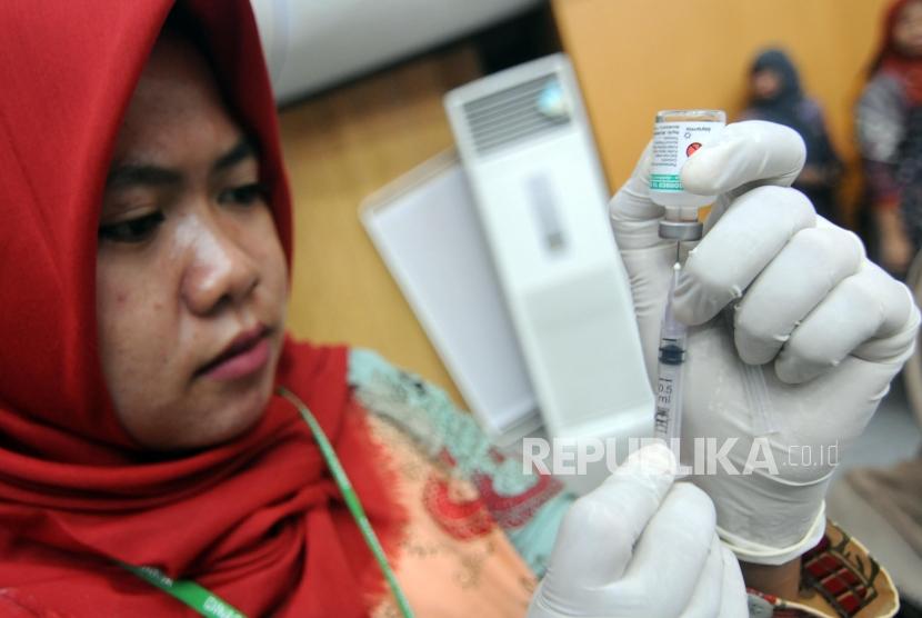 Petugas mempersiapkan vaksin Difteri untuk pegawai Kementerian Dalam Negeri (kemendagri) dan Badan Nasional Pengelola Perbatasan (BNPP) di Kantor Kemendagri, Jakarta, Kamis (28/12).