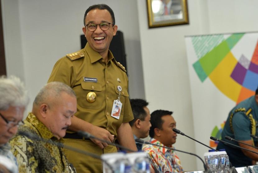 Gubernur DKI Jakarta Anies Baswedan (kedua kiri).