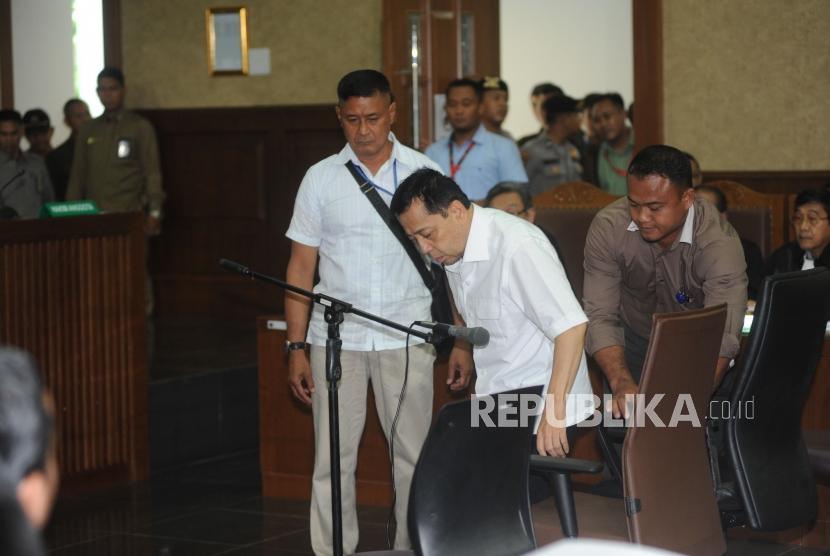 Defendant Setya Novanto entered the courtroom of e-ID card graft case inaugural session at Corruption Court, Jakarta, on Wednesday (December 13).