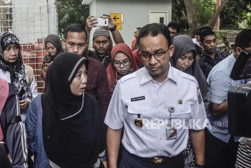 Anies Baswedan kunjungi Korban Bentrokan di RS Tarakan. Gubernur DKI Jakarta Anies Baswedan saat datangi keluarga korban meninggal di RS Tarakan, Jakarta Pusat, Rabu (22/5).