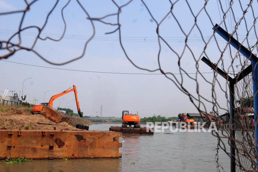 Petugas membersihkan sungai Kalimalang menggunakan alat berat di kawasan Cikarang, Bekasi, Jawa Barat, Kamis (12/7).