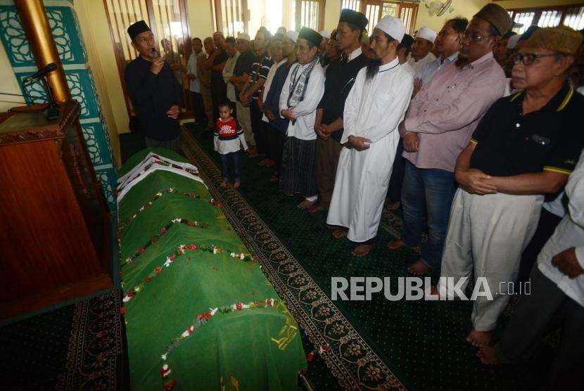 Sejumlah keluarga dan kerabat usai pelaksanaan shalat jenazah untuk almarhum salah satu pendiri Partai Keadilan Sejahtera Yusuf Supendi  di Pekayon, Pasar Rebo, Jakarta Timur, Jumat (3/8).