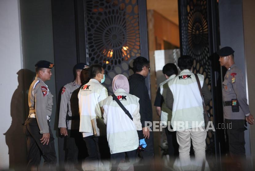 Penyidik KPK mendatangi Kediaman Rumah Ketua DPR Setya Novanto, Jalan Wijaya, Jakarta, Rabu (15/11).