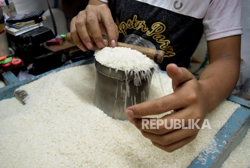Pedagang beras melayani pembeli. ilustrasi
