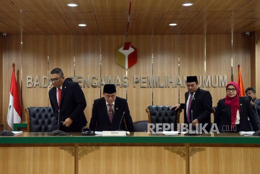 Ketua Bawaslu Abhan (kedua kiri) bersama Anggota Bawaslu Fritz Edward Siregar (kiri), Mochammad Afifuddin (kedua kanan) dan Ratna Dewi Pettalolo (kanan) bersiap memimpin sidang pembacaan putusan pendahuluan atas dugaan kecurangan pemilu terstruktur, sistematis dan masif di kantor Bawaslu, Jakarta, Senin (20/5).