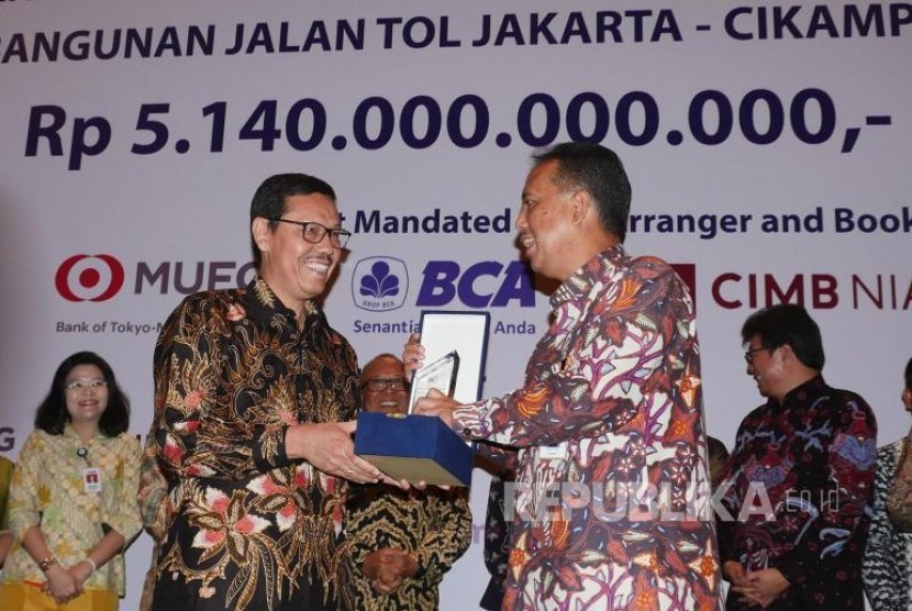 Direktur Keuangan Waskita Karya Tunggul Rajagukguk (kiri) dan SVP Corporate Banking Bank Mandiri Dikdik Yustandi tengah memegang plakat usai penandatanganan perjanjian kredit sindikasi senilai Rp5,14 triliun di Jakarta, Selasa (7/11).