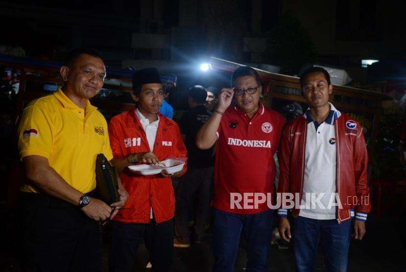 Sekjen Partai Golkar Lodewijk Freidrich Paulus bersama Sekjen PSI Raja Juli Antoni, Sekjen PDIP Hasto Kristyanto dan Sekjen Partai Perindo Ahmad Rofiq (dari kiri) berbincang saat sebelum melaksanakan pertemuan tertutup di Gedung Joang 45, Menteng, Jakarta, Sabtu (4/8).