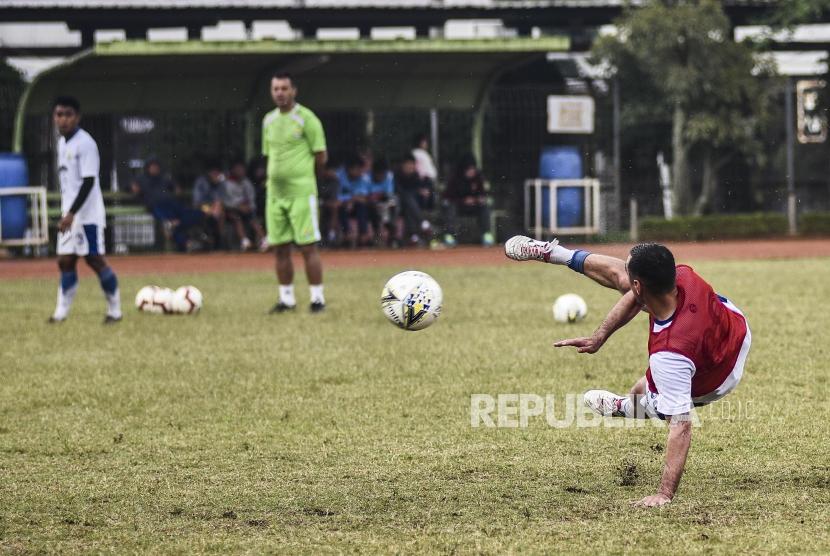 Penyerang Persib Bandung Artur Gevorkyan mengikuti sesi latihan di Sasana Olahraga Ganesha (Saraga) ITB, Kota Bandung, Jumat (19/4).