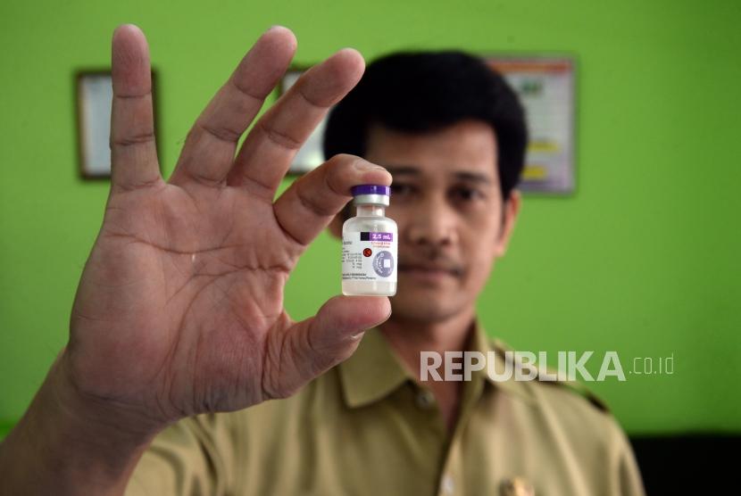 Petugas memperlihatkan vaksin Pentabio untuk pencegahan penyakit difteri di Puskesmas Cimanggis, Depok, Jawa Barat, Selasa (5/12).