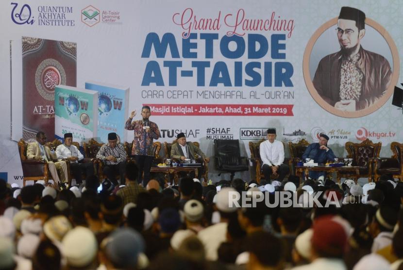 Ustaz Adi Hidayat (keempat kiri) saat menyampaikan kajian di Masjid Istiqlal, Jakarta, Ahad (31/3).