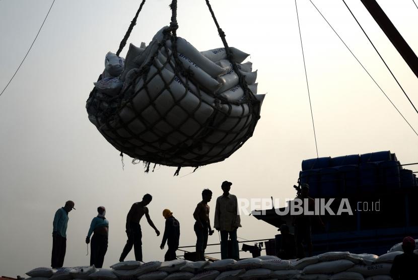 Andil Kenaikan Harga Ayam. Pekerja memindahkan pakan ternak ayam kea atas kapal di Pelabuhan Sunda Kelapa, Jakarta, Rabu (25/7).