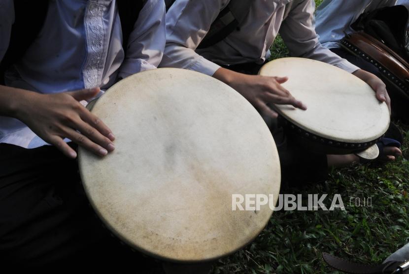 Pemerintah Kota Jakarta Barat mendistribusikan 300 alat musik religi seperti hadroh, kasidah, dan marawis kepada berbagai kelompok dan wilayah yang berbeda selama tahun 2023.  (ilustrasi)