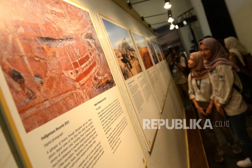 Berbagi Sejarah Islam Australia. Pengunjung melihat pameran foto sejarah Islam Australia di Museum Sejarah Jakarta, Senin (15/4/2019).