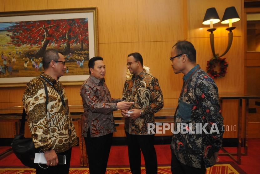 (dari kiri) Direktur Utama Harian Republika Agoosh Yoosran, Presiden Direktur Adaro Energy Garibaldi Thohir, Gubernur DKI Jakarta Anies Baswedan dan Pemimpin Redaksi Republika Irfan Junaidi berbincang saat menghadiri Anugerah Syariah Republika (ASR) 2017 di Jakarta, Rabu (6/12) malam.