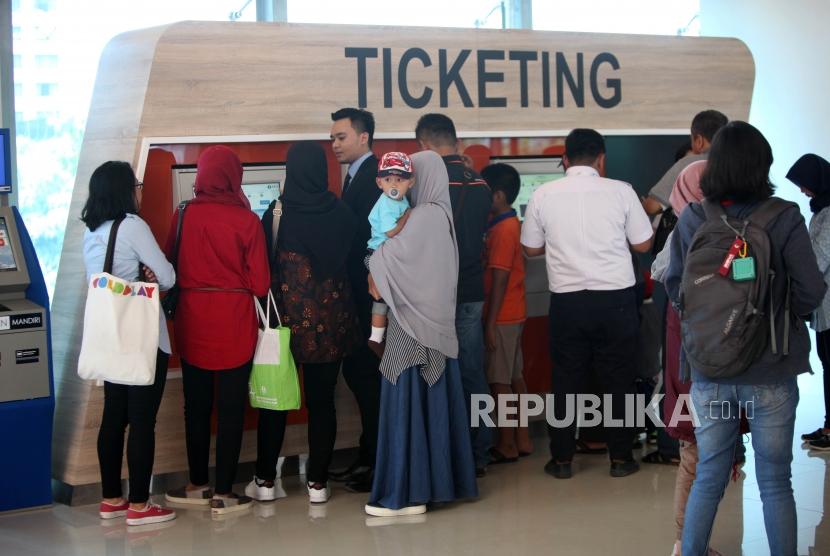 Masinis mengoperasikan kereta api (KA) Bandara Soekarno Hatta saat tiba di Stasiun Manggarai, Jakarta Selatan, Jumat (4/10). 