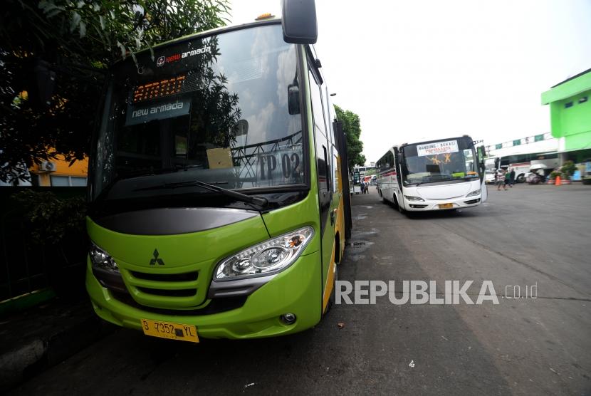 Kendaraan moda transportasi umum  TransPatriot  jurusan  Terminal Bekasi - Harapan Indah di Terminal Bekasi, Jawa Barat, Senin (26/11).