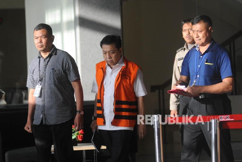 Tersangka kasus korupsi KTP elektronik Setya Novanto berjalan seusai menjalani pemeriksaan di Gedung KPK, Jakarta, Selasa (19/12).