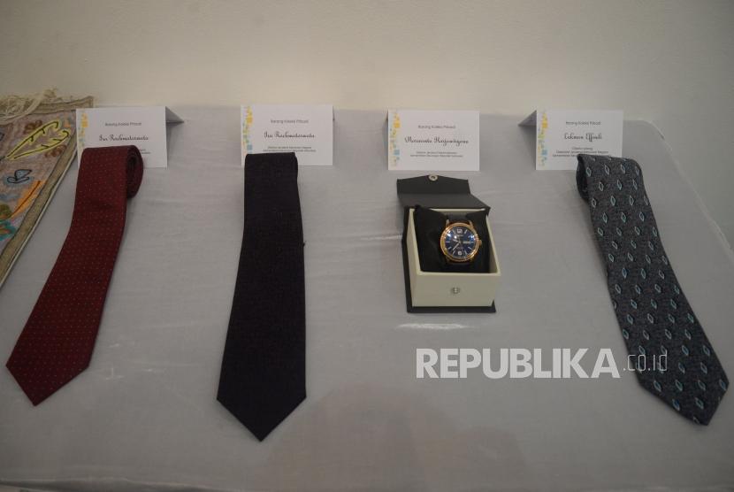 Sejumlah barang yang akan dilelang sukarela koleksi pribadi pejabat Negara di Geleri Nasional, Jakarta, Rabu (28/2).