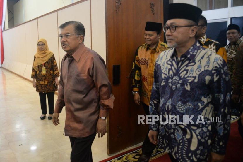 Wakil Presiden Jusuf Kalla bersama Ketua MPR Zulkifli Hasan berjalan ketika menghadiri peringatan Hari Konstitusi, di Gedung Nusantara IV,  Kompleks Parlemen Senayan, Jakarta, Ahad (18/8).