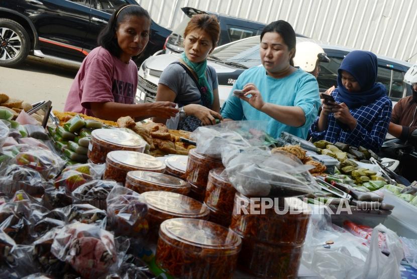 Warga membeli makanan untuk berbuka puasa di Pasar Takjil Benhil, Jakarta, Senin (6/5).