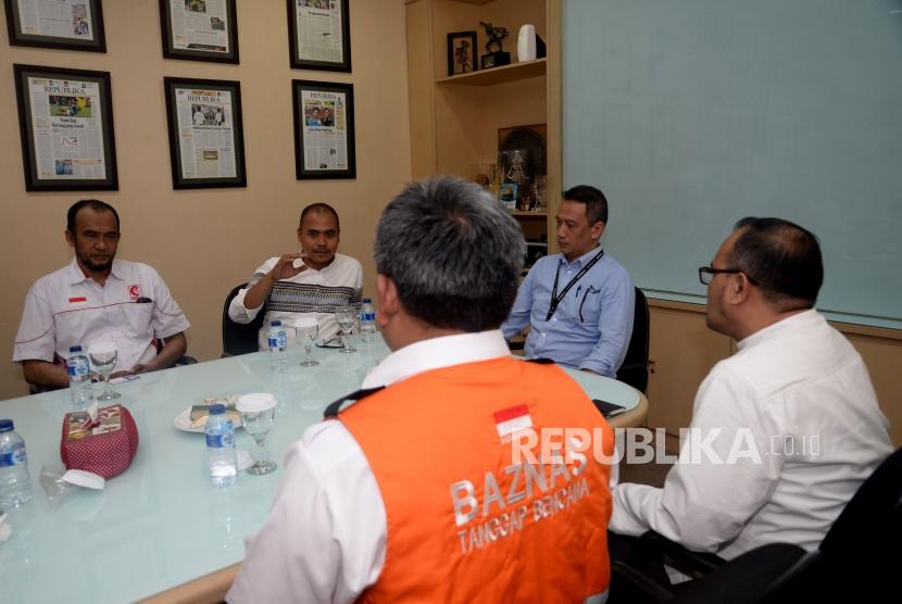 Dirut Republika Media Mandiri Agoosh Yoosran bersama Pimred Repulika Irfan Junaidi menerima perwakilan lembaga kemanusiaan pada acara  penyerahan sumbangan pembaca Republika untuk Rohingya di Kantor Republika, Jakarta, Jumat (20/4).