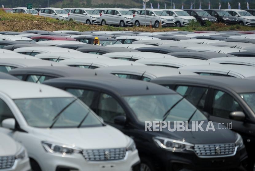 Deretan mobil All New Ertiga di pabrik PT Suzuki Indomobil Motor (SIM), Cikarang, Senin (22/10).