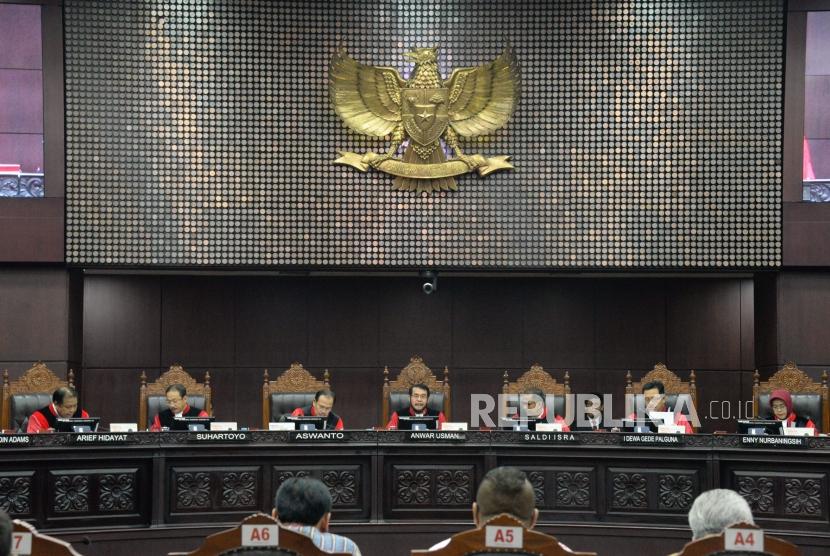 Ketua Majelis Hakim Mahkamah Konstitusi (MK) Anwar Usman didampingi Hakim Konstitusi membacakan putusan perkara uji materi UU Nomor 7 Tahun 2017 tentang Pemilu di Gedung Mahkamah Konstitusi, Jakarta, Kamis (28/3).