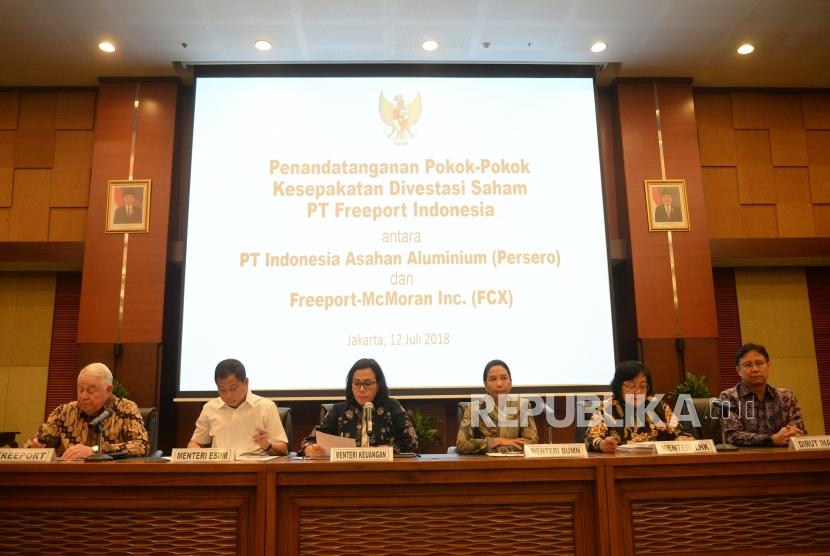 Penandatanganan Divestasi Saham Freeport. Menkeu Sri Mulyani (ketiga kiri) bersama CEO Freeport-McMoran Inc Richard Adkerson, Menteri ESDM Ignasius Jonan, Menteri ESDM Rini Soemarno, Menteri KLHK Siti Nurbaya, Direktur Utama PT Inalum Budi Gunadi Sadikin (dari kiri) saat konfrensi pers usai penandatanganan perjanjian divestasi saham PT Freeport Indonesia di Kementerian Keuangan, Jakarta, Kamis (12/7).