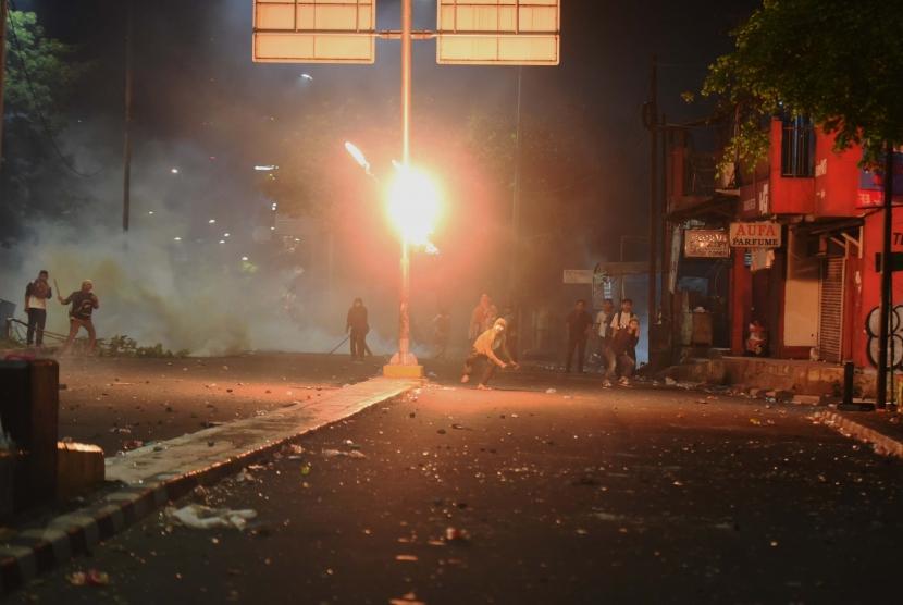 Sejumlah massa melempar bom molotov ke arah petugas kepolisian saat terjadi bentrokan Aksi 22 Mei di kawasan Slipi Jaya,  Jakarta, Rabu (22/5/2019).