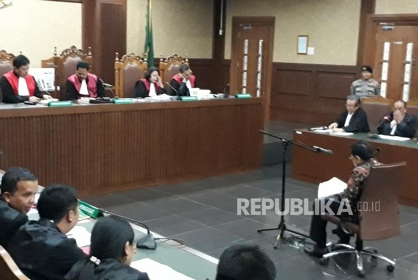 Terdakwa kasus korupsi proyek pengadaan KTP-elektronik (KTP-el) Setya Novanto menjalani sidang lanjutan kasus yang menjeratnya dengan agenda sidang pembacaan eksepsi atau nota keberatan di Pengadilan Negeri  Tipikor Jakarta Pusat, Rabu (20/12).