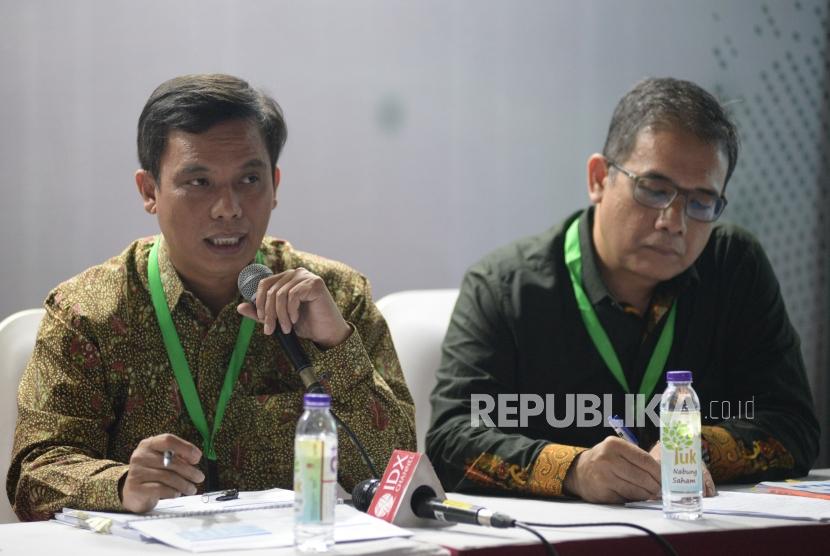 Direktur PT Bank Tabungan Negara (Persero) Tbk. Nixon LP Napitupulu (kiri) memberikan paparan Public Expose Bank BTN dalam rangkaian Investor Summit di Bursa Efek Indonesia (BEI), Jakarta, Senin (19/8).