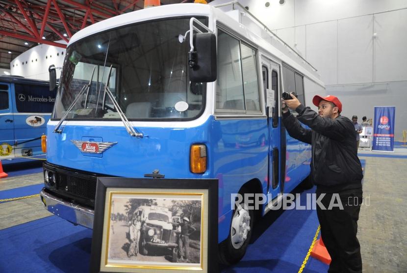 Pengunjung sedang memotret  mobil jenis  Bus Hino AK tahun1984  dalam pameran Indonesia Classic and Unique Bus di Jakarta Internasional Expo, Jakarta, Kamis (22/3).