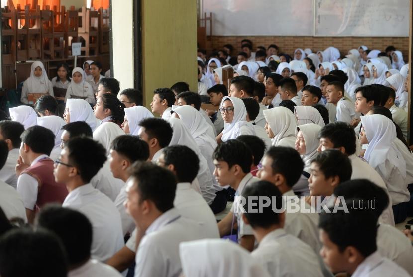 Masa Pengenalan Sekolah. Siswa baru mengikuti masa pengenalan sekolah di SMAN 3 Depok, Jawa Barat, Senin (16/7).