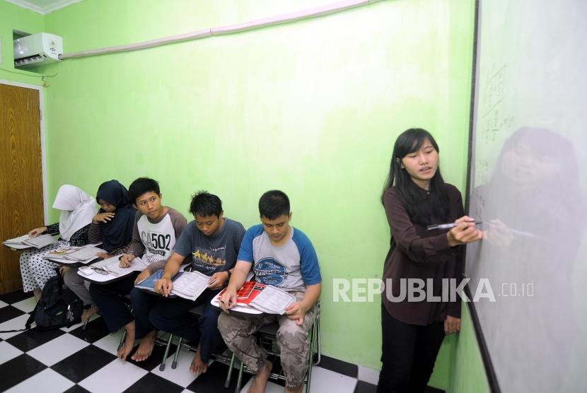 Anak-anak mengikuti kegiatan les bimbingan belajar di Global Learning Center, CIbubur, Jakarta, Selasa (6/3).