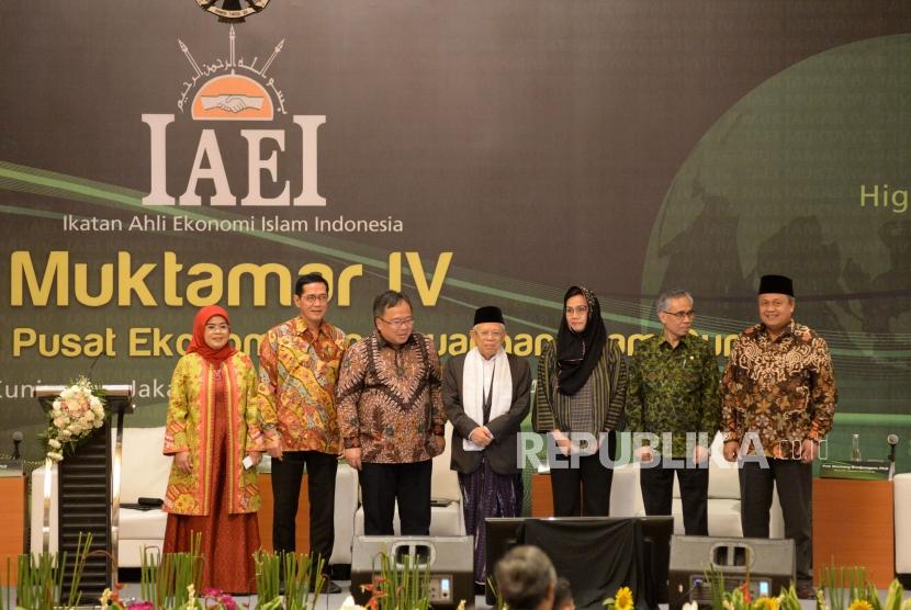 Wakil Presiden terpilih yang juga Ketua Dewan Pertimbangan DPP Ikatan Ahli Ekonomi Islam Indonesia (IAEI) KH Ma'ruf Amin (tengah) berbincang bersama Ketua Umum IAEI yang juga Menteri PPN/Kepala Bappenas Bambang Brodjonegoro (tiga kiri), Menteri Keuangan Sri Mulyani (tiga kanan), Gubernur BI Perry Warjiyo (kanan), Ketua Dewan Komisioner OJK Wimboh Santoso (dua kanan),Ketua KNKS Ventje Raharjo (dua kiri) dan Sekjen IAEI Munifah Syanwani (kiri) sebelum panel diskusi dalam rangkaian acara Muktamar IV IAEI di Jakarta, Jumat (23/8).